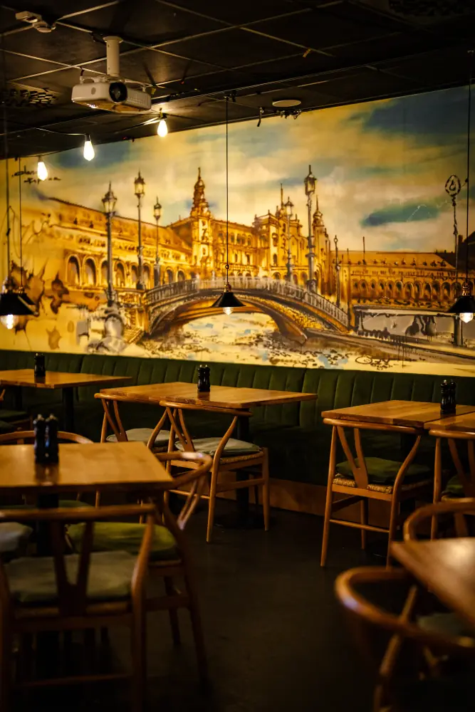 Picoteos restauranginteriör med Sevilla-inspirerad väggmural i Sundbyberg