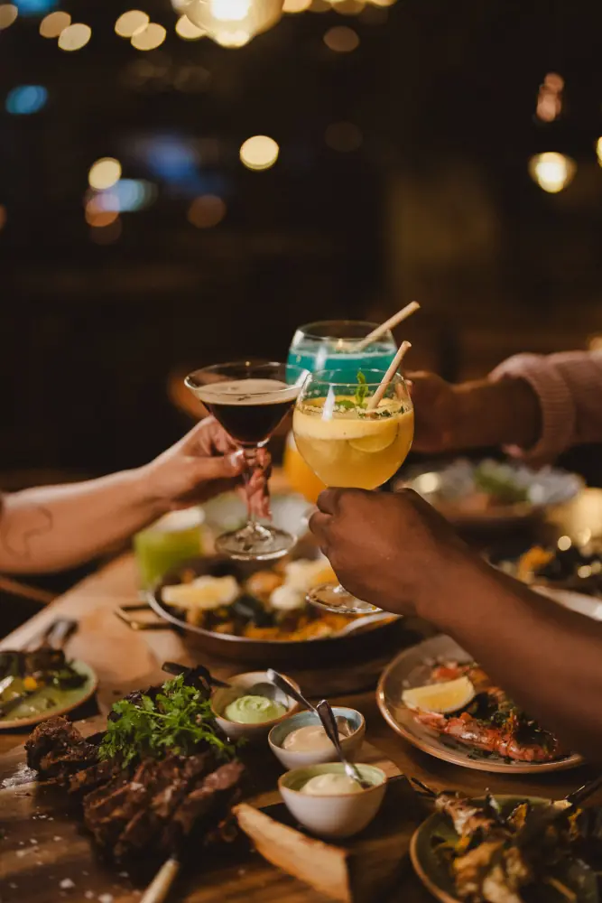 Gäster skålar med cocktails på Picoteo i Sundbyberg