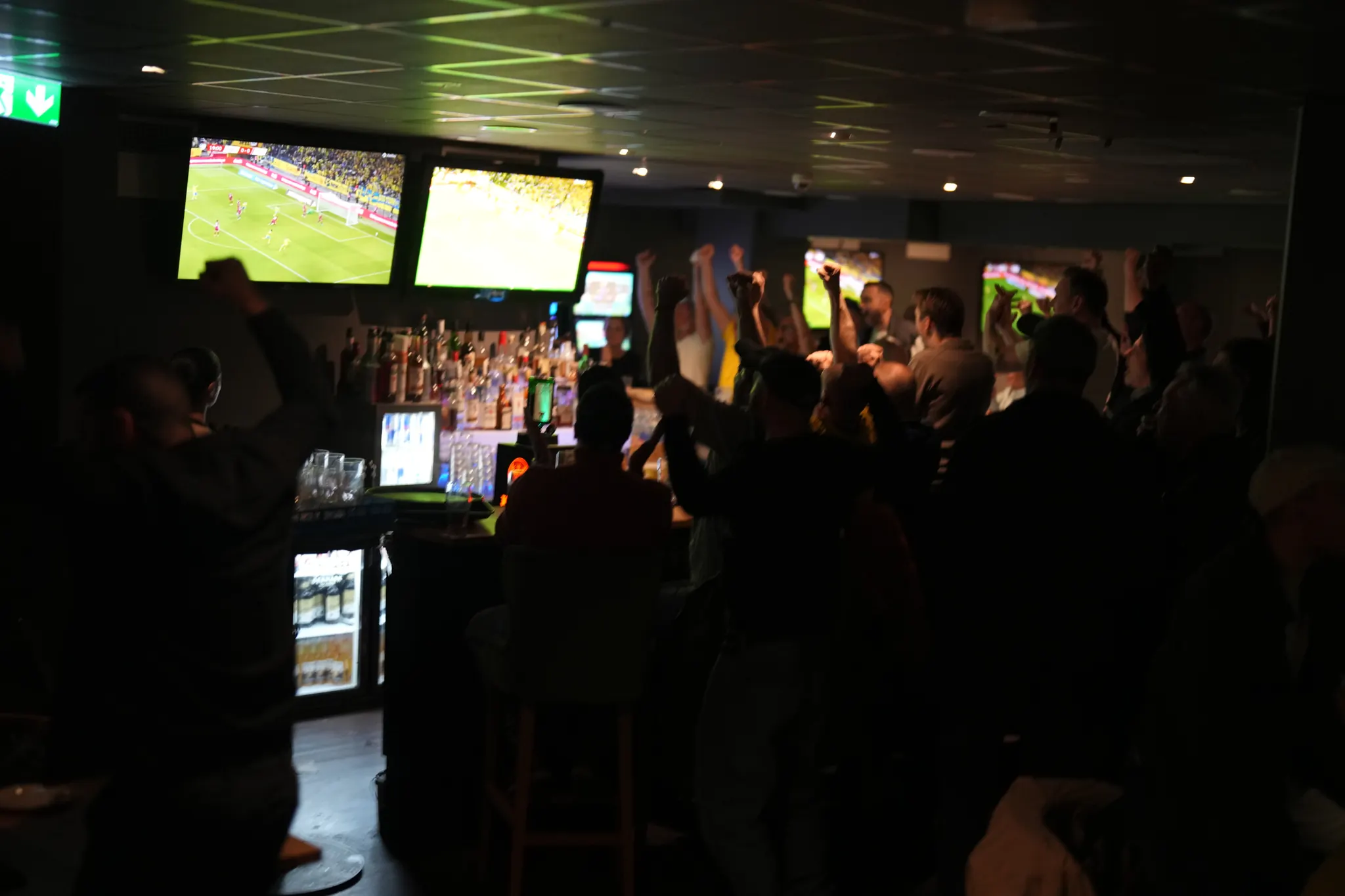 Sportbaren på Picoteo med stora TV-skärmar för matchvisning i Sundbyberg